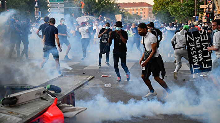 Paris Valiliğinin gösteri yasağına rağmen "Adama İçin Adalet Kolektifi" çağrısıyla Adalet Sarayı'nda toplanan eylemciler, polis şiddetini protesto etti.

