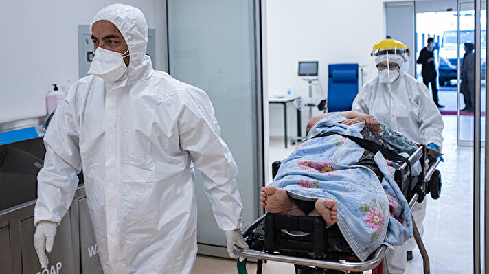 Koronavirüs salgınının Türkiye'de görülmesinin ardından Cumhurbaşkanı Erdoğan'ın talimatıyla 45 günde yapılan İstanbul'un 1008’er yataklı 2 acil durum hastanesi hasta kabulüne başladı.