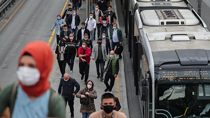 Metrobüslerdeki kalabalık, koronavirüs sürecinde yolcuları isyan ettiridi.