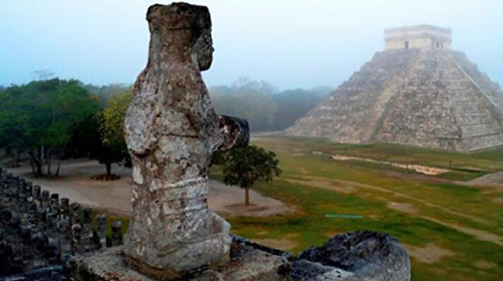 Meksika'nı Tobasco bölgesinde yer alan  tapınak alanı, 2017 yılındaki bir keşif esnasında Arizona Üniversitesi tarafından yönetilen uluslararası bir arkeolog ekibiı tarafından bulunmuştu. Ancak, günümüzde  düz yeşil bir alan olarak varlığını sürdüren alanda geleneksel arkeoloji yöntemleri alanın gerçek boyutu ve derinliği anlama husunda yetersiz kaldı ve teknolojinin yardımına başvuruldu.