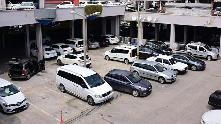 İkinci el otomobil pazarının merkezlerinden İzmir Otokent'te, bugünlerde hareketlilik yaşanıyor. Pazara gelen araçlar, kısa sürede alıcı buluyor.