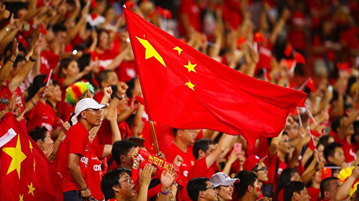 ​Çin Futbol Federasyonu, dünyayı etkisine alan salgın sebebiyle radikal bir karar almak üzere. Buna göre Çin'e uçuşlarını yasaklayan ülkelerde bulunan yıldız futbolcuların ülkeye dönüşü kısa süre içerisinde mümkün görünmüyor. Dolayısıyla kulüpler ciddi paralar kazanan oyunculara 6 aylık transfer izni vermeyi planlıyor.
