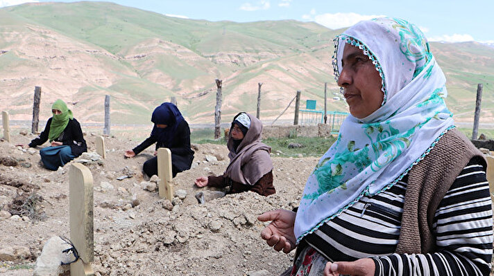 Olay, 30 Mayıs günü Çat ilçe merkezine 16 kilometre uzaklıktaki kırsal Köseler Mahallesi'nde meydana geldi. Yıldız ailesinin fertleri, kız kaçırma meselesi yüzünden yaklaşık 4 yıldan beri husumetli oldukları Güneş ailesinin bireylerini araziye traktörle hayvan gübresi dökmeye giderken takip ederek silahlı saldırı düzenledi. Güneş ailesinin de karşılık vermesi üzerine çıkan çatışmada Sıddık Güneş (51), Hasan Güneş (54), Baki Güneş (35), Sinan Güneş (21) ile Sıracettin Yıldız hayatını kaybetti, 1 kişi de yaralandı.
