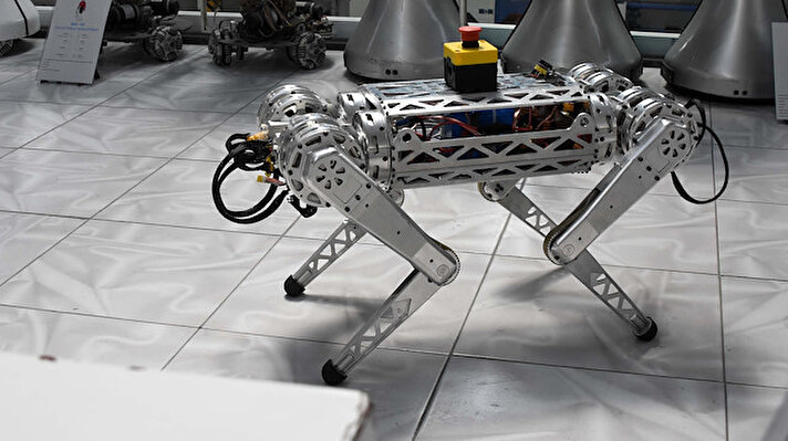 Türkiye’nin tek robot fabrikası Akınrobotics, daha önce farklı prototiplerini yaptığı 4 ayaklı robotu geliştirdi. ARAT adı verilen robot, yeni özellikleriyle birçok hayvansal hareketi algılayıp, gerçekleştirebiliyor. 