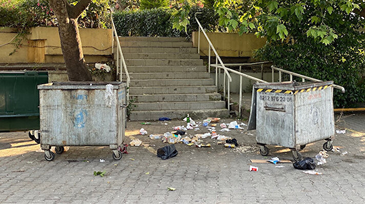 Türkiye normalleşme sürecine adım atarken uzun süre sonra hafta sonunu dışarıda geçiren vatandaşlar, sahillere akın etti. İstanbulluların gece geç saatlere kadar vakit geçirdiği Caddebostan sahilinde bu sabah koşuya gelen vatandaşlar, yerlere atılan çöplerle karşılaştı. 