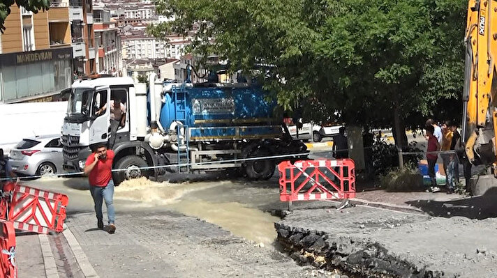 İstanbul'daki olay İstiklal Mahallesi Ata Sokak'ta dün meydana geldi. Sokak üzerinde İSKİ ekipleri kazı çalışması yaptığı sırada su borusu patladı. 