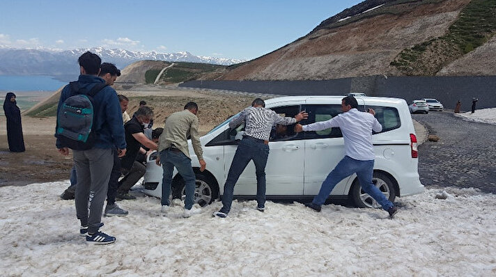 Kış sezonu ve sonrasında yaşanan koronavirüs salgını nedeniyle uygulanan tedbirler kapsamında uzun bir süredir ziyarete kapalı olan Nemrut Krater Gölü, normalleşme sürecine girilmesiyle tekrardan ziyarete açıldı. 