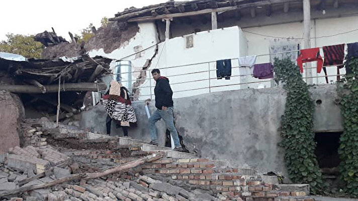 Tahran Üniversitesi Sismoloji Merkezinden yapılan açıklamaya göre ülke genelinde bir ay içinde 960 küçük ve büyük şiddette deprem kaydedildi.