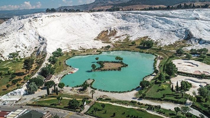 Beyaz cennet Pamukkale’nin hemen eteğinde yer alan 20 bin metrekare büyüklüğündeki gölet Pamukkale Belediyesi tarafından temizlik çalışmaları yapıldı.