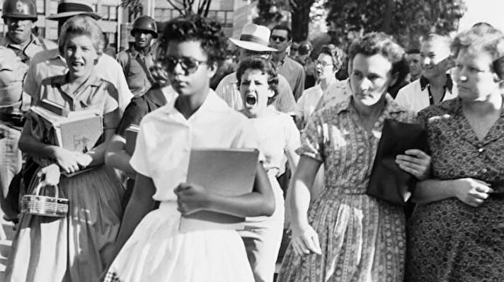 Amerikan iç savaşının ardından 1865'te kölelik kaldırıldı ancak siyahilere uygulanan ayrımcılık kağıt üzerinde bile olsa 1960'lara kadar kaldırılamadı. Bu fotoğraftaki isim ise Elizabeth Eckford.1957 yılında okulların açıldığı ilk gün olan 4 Eylül günü kayıtlı olduğu Little Rock Central Lisesine gelen 15 yaşındaki Elizabeth Eckford, okulun kapısındaki ulusal muhafızlarca okula sokulmadı.