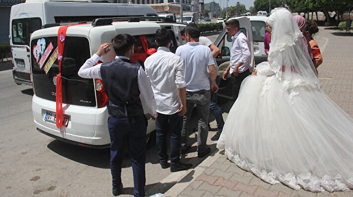 Edinilen bilgiye göre olay, Seyhan ilçesine bağlı Ulucami Mahallesi’nde meydana geldi. İddiaya göre, Sümeyye Buzlucan (23) ve Tahir Bilmez (27) düğün öncesi tarihi Taş Köprü ve eski Kız Lisesindeki parkta fotoğraf çektirmeye geldi. Gelin ve damat, gelin aracını yol kenarına park etti.