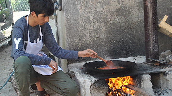 Yayladağı ilçesinde, Suriye sınırına yakın Güveççi Mahallesi'nde ailesiyle yaşayan Taha Duymaz, 5 metrekarelik mutfakta yaptığı yöresel lezzetleri ve farklı tarifleri sosyal medyadan paylaşmaya başladı.