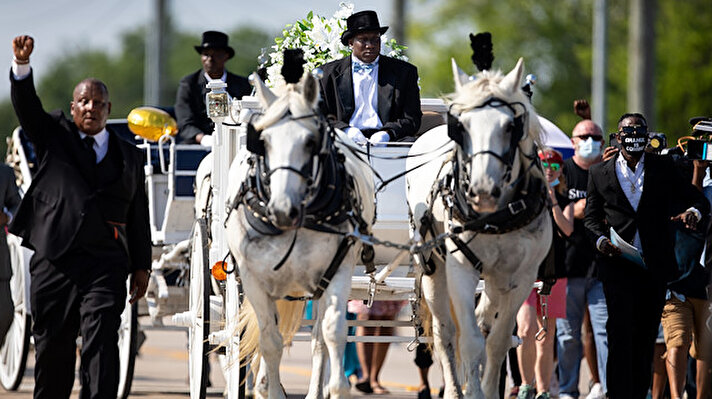 Floyd, 3 cenaze töreninin ardından Texas'ın Houston kentinde toprağa verildi.   