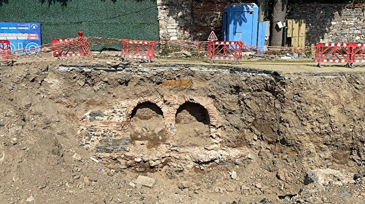 Beşiktaş Ortaköy Kumpirciler Sokağı’nın hemen arkasında atık ve yağmur suyu kanalları yenileme çalışması yapan İSKİ ekipleri, tarihi kalıntılara rastladı. 