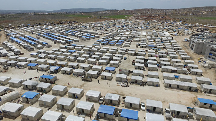 Suriye'deki iç savaş ve saldırılar nedeniyle evlerini bırakarak güvenli bölgelerde derme çatma çadırlara yerleşen Suriyeli siviller için başlatılan projede 5 bin briket evin inşası tamamlandı. 