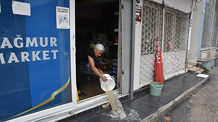 İzmir'de etkili olan sağanak yağış nedeniyle Karabağlar ilçesinde taşan dere, su baskınına neden oldu.