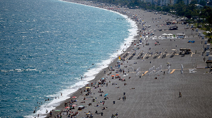 Koronavirüs tedbirleri kapsamında 1 Haziran'dan itibaren yeni normale geçiş sonrası vatandaşlar plajlara akın etmeye başladı.