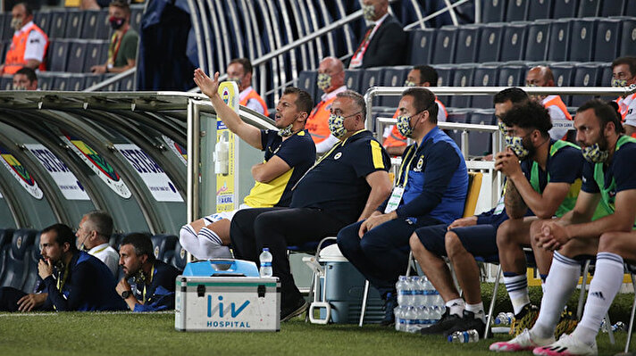 Fenerbahçe, Ozan Tufan'ın 13. dakikada kırmızı kart gördüğü maçın son dakikalarında bulduğu gollerle Kayserispor'u 2-1 mağlup etti.