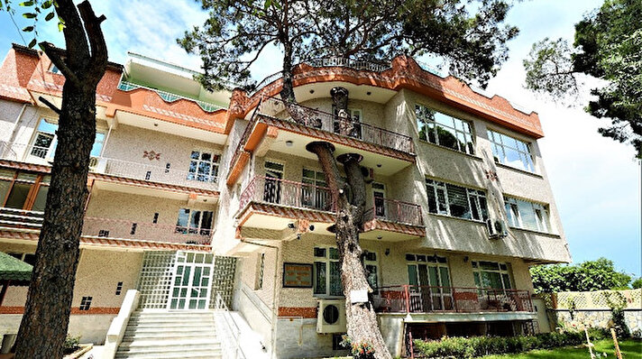 Manisa’da faaliyet gösteren Saruhan İlim, Kültür ve Eğitim Vakfı’nın balkonundan geçen 335 yıllık kızıl çam ağacı görenleri hayrete düşürüyor. Binanın balkonlarından geçerek, teras katına kadar yükselen 3 asırlık çam ağacını gören vatandaşlar yoğun ilgi gösteriyor.