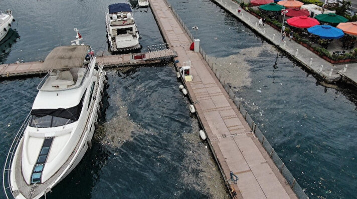 İstanbul’un parklarından gelen çirkin görüntülere İstanbul Boğazı’nın kıyıları da eklendi. Sarıyer İstinye Sahili’nde lüks teknelerin olduğu alanda çöp adacıklarının oluştuğu görüldü. Havadan görüntülenen marinada kirliliğin boyutu gözler önüne serildi. Birçok teknenin çevresi ve sahilin büyük bir kesiminin çöp tabakası ile kaplandığı görüldü. Sahil şeridinde yürümeye ve koşmaya çıkan vatandaşlar denizdeki görüntüler karşısında şok oldu. Boğaz kıyısının daha önce deniz araçları ile temizlendiğini belirten vatandaşlar bu yıl temizlik işlemlerinin yapılmadığını belirtti.