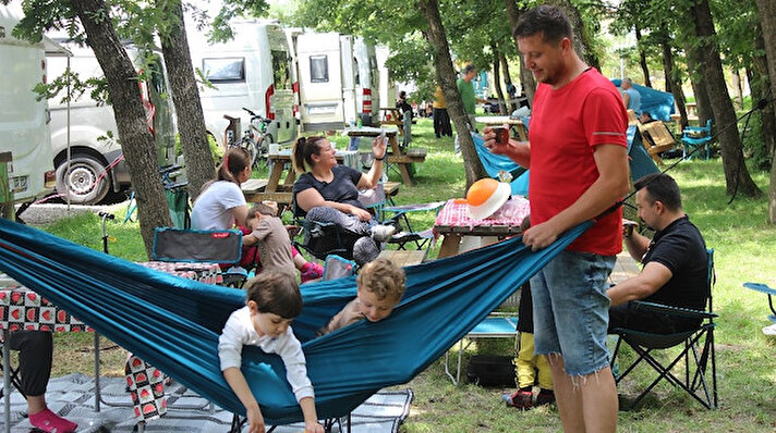 Kocaeli'nin Kartepe ilçesinde bulunan Avrupa'nın en büyük doğal yaşam parkı Ormanya'da bulunan karavan ve kamp alanı, koronavirüs nedeni ile karavan ve kamp çadırlarına ilginin artması ile tatilcilerle doldu. 

