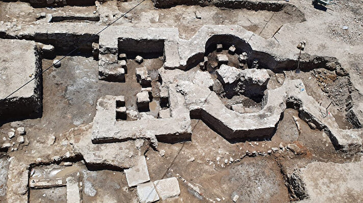 İznik'teki Atatürk Caddesi'nde 1255-1256 yıllarında Bizans İmparatoru II. Thedoros Laskaris tarafından inşa edilen Aziz Tryphonos Kilisesi'ne 50 metre mesafedeki bir inşaatın temel kazısı sırasında tarihi bulgulara rastlandı.
