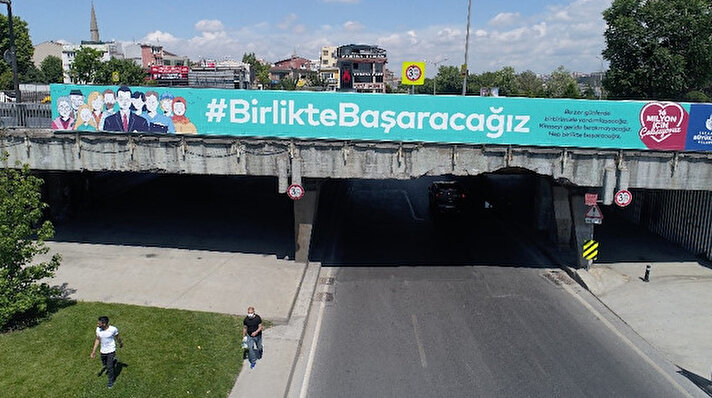 Şehrin önemli alanlarından birisi olan Unkapanı Köprüsü bakımsızlık nedeniyle tehlike saçıyor. Köprünün içler acısı çürüyen kısımlarının üzerine ise İstanbul Büyükşehir Belediyesi’nin “Birlikte Başaracağız” yazılı pankartı asması görenlerin dikkat çekti. Köprünün beton kısımlarına altından geçen araçlar yüksekliklerini ayarlayamadığı için sürekli vururken bu nedenle köprü her geçen gün biraz daha zarar görüyor. Ancak araçların vurduğu kısımların onarılmak yerine çürümeye terk edildiği görüldü. Köprüden her geçtiklerinde canlarının tehlikede olduğunu söyleyen vatandaşlar bir an önce köprü ve alt geçitte bakım onarım çalışmalarının yapılmasını istediklerini dile getirdi. Öte yandan 18 Ağustos 2019 tarihinde İstanbul’da yaşanan sel felaketinde su dolan Unkapanı Köprüsü alt geçidinde yaşayan “Cici Baba lakabıyla tanınan bir kişi sel sularında boğularak vefat etmişti. Aynı alt geçitte sokakta yaşayan bir kişinin uyuması yürekleri sızlatırken köprünün son durumu havadan görüntülendi. 