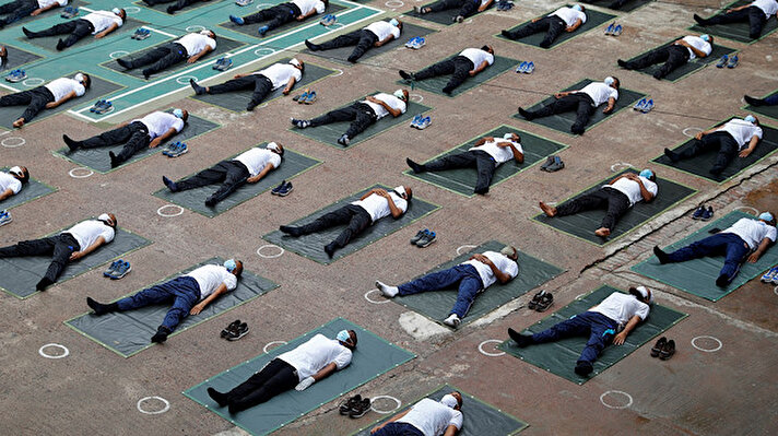 
Bangladeş’in başkenti Dakka’da, personelin sağlığını korumayı görev edinen emniyet yetkilileri bu amaçla yaklaşık 100 kadar polise toplu yoga dersi yaptırdı.
