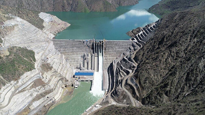 Açılışı yapılan Ilısu ve Çetiner barajı ile yapımı devam eden Yusufeli Barajı'ndan elde edilecek elektrik üretiminden yıllık 5 milyar lira gelir elde edilecek.