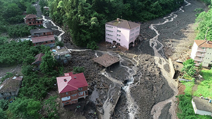 Trabzon'un Araklı ilçesi Çamlıktepe ve Yeşilyurt mahallelerinde geçen yıl 18 Haziran'da şiddetli sağanak yağış sel ve heyelanlara yol açtı. Heyelan sonucu önüne set çekilen Karadere, biriken toprak ve balçığı sürükleyerek taştı. 