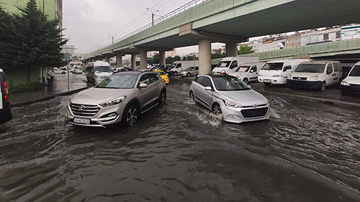 İstanbul'da sağanak hayatı olumsuz etkiledi.