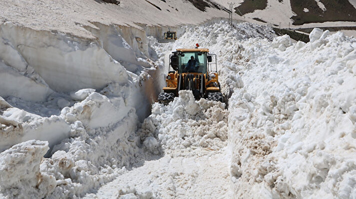 Türkiye genelinde sıcak hava etkisini gösterirken, Yüksekova ilçe merkezine yaklaşık 40 kilometre uzaklıkta bulunan İkiyaka Dağları'nın Göllerbaşı bölgesinde ise karla mücadele çalışması yürütülüyor. 