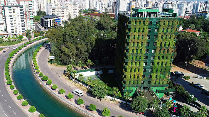 Merkez Seyhan ilçesindeki 2000 Evler Mahallesi'nde yer alan Mavi Bulvar üzerinde 2014 yılında yapımı tamamlanan 10 katlı, 22 daireli Clubbahçe Apartmanı, kentin beton görüntüsüne karşın etrafını kaplayan sarmaşıklarla dikkat çekiyor. 