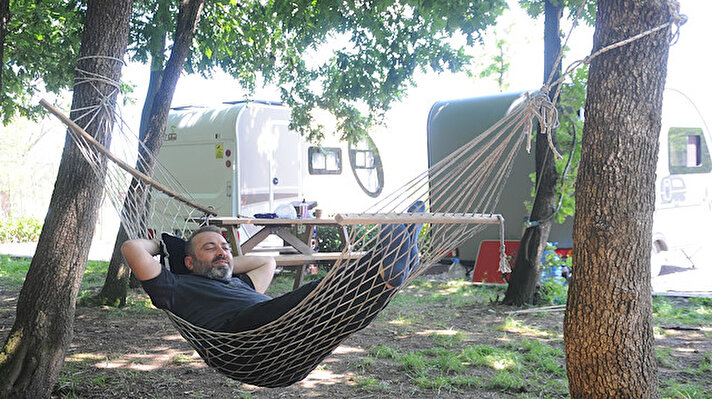 Türkiye'nin en büyük doğal yaşam parkı olan Kocaeli Büyükşehir Belediyesi'ne bağlı Ormanya Doğal Yaşam Parkı'ndaki kamp alanı, karavan kampçılarının tercihi oldu.