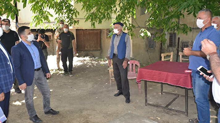 Şırnak'ın Beytüşşebap ilçesinde vatandaşlar, kentte koronavirüs vakası olmamasına rağmen maskesiz dışarı çıkmıyor. 