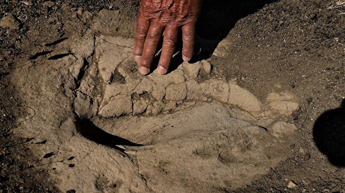 Manisa'nın Salihli ilçesine bağlı Sindel Mahallesi yakınlarında 1965 yıllarında keşfedilen ayak izleri büyük ilgi görüyor. Yapılan araştırmalarda 12 bin yıl öncesine ait ayak izlerinin Kula Yanardağı'nın patlamasından kaçan kişilerin bıraktığı düşünülüyor.