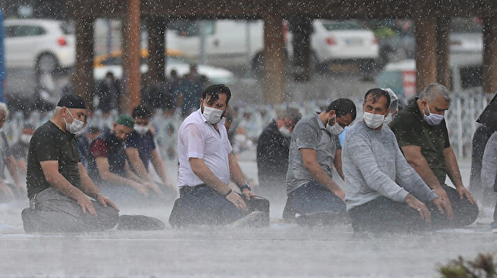 Ankara Melike Hatun Camisi'nde cuma namazı, yeni tip koronavirüs (Kovid-19) tedbirleri ile kılındı. Vatandaşlar cuma namazını, öğle saatlerinde etkili olan sağanak yağmur altında kıldı.