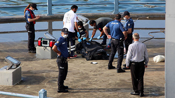 Galata Köprüsü ayaklarında su üzerinde hareketsiz bir kişinin olduğunu gören vatandaşlar durumu sağlık ve polis ekiplerine bildirdi. 