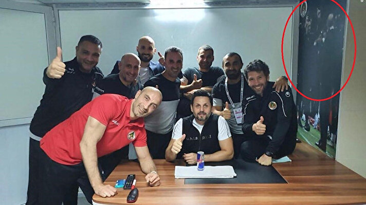​Ziraat Türkiye Kupası yarı final rövanş karşılaşmasında Aytemiz Alanyaspor, 1-0 kazandığı maçın rövanşında Antalyaspor'u kendi evinde 4-0 mağlup ederek finale yükseldi. 