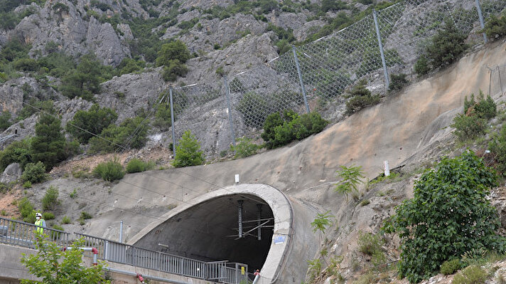 Ekipler, Bilecik-Eskişehir arasında trenlerin işletildiği 19, 20 ve 21 numaralı tünellerde yoğun tempoyla çalışıyor. Bunlardan 19 numaralı tünelin her iki yönden girişlerinde, riskli kaya kütlelerinin hatta düşmesinin engellenmesi kapsamında kaya tutucu bariyer yapıldı.

