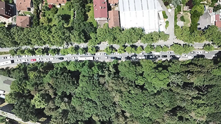 Babalar Günü'nde piknik yapmak isteyenler yine Belgrad Ormanı’na akın etti. Piknikçilerin akını nedeniyle ormana giden caddeler üzerinde uzun araç kuyrukları oluştu. Bir ambulans trafik nedeniyle dakikalarca trafikte bekledi.