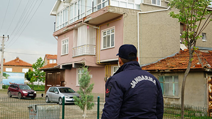 Tavşanlı Kaymakamı Yüksel Kara yaptığı açıklamada, Tepecik beldesinde 6 binada yaşayan 9 kişide Kovid-19 vakalarının görüldüğünü söyledi.

