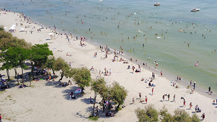Kısıtlamasız bu pazar gününde  Küçükçekmece Menekşe Plajı'nda çok sayıda vatandaş, denize girdi ve güneşlendi. 