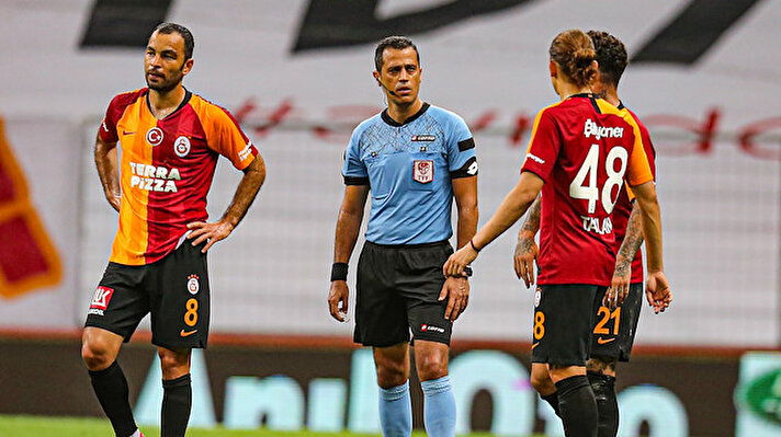 Süper Lig 28. hafta maçında Gaziantep FK ile 3-3 berabere kalan Galatasaray, şampiyonluk şansını oldukça zora soktu.