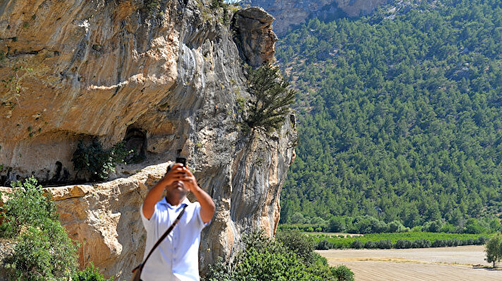 Mersin'in Silifke ilçesine 6 kilometre uzaklıktaki Büdeğirmeni Mahallesi'nde sarp yamaçta bulunan dev kaya parçası, görüntüsüyle insanı andırıyor. 

