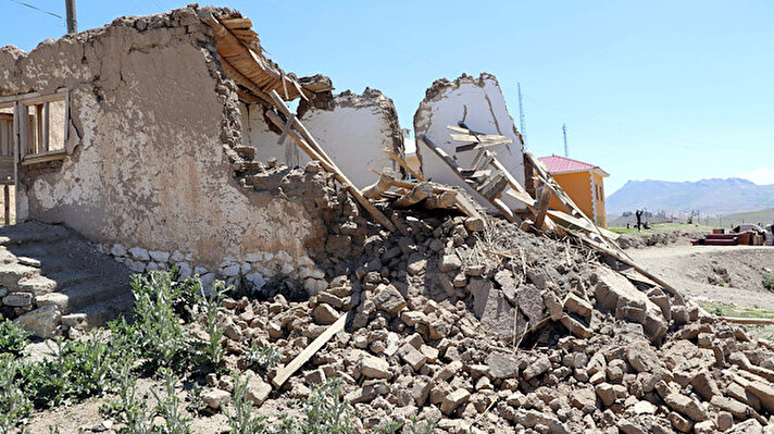 Van'ın Özalp ilçesinde dün saat 13.03'te meydana gelen 5,4 büyüklüğündeki deprem Van'ın dışında çevre illerden de hissedildi. 