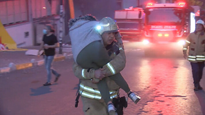 İstanbul Bahçelievler'de bir binada patlama meydana geldi. İtfaiye ekipleri, patlama sonucunda çıkan yangını, müdahale ederek söndürdü.