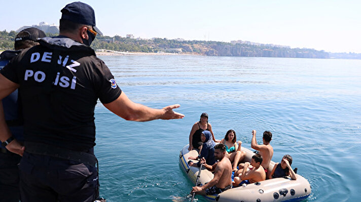 Kurallara uymayan lastik bottaki 7 kişilik aile ise yüzlerce metre açıkta deniz polisi tarafından bota alınıp, kıyıya bırakıldı.