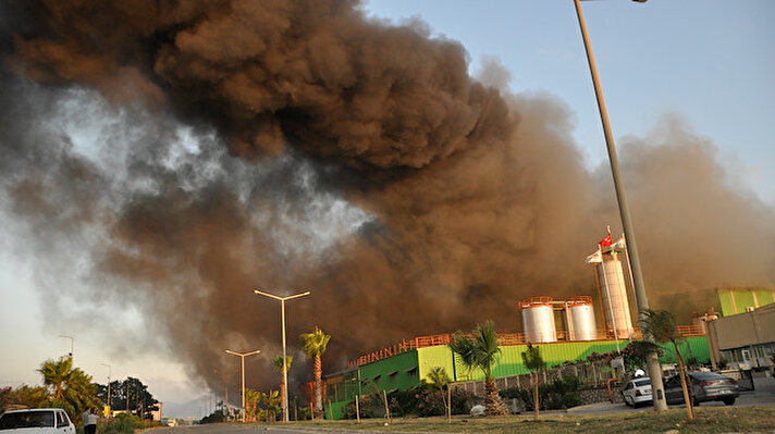 Alınan bilgiye göre, merkez Sarıçam ilçesindeki nişasta fabrikasında henüz belirlenemeyen nedenle yangın çıktı.