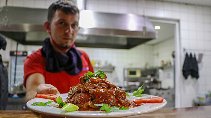 Antalya'nın Korkuteli ilçesindeki restoranda, sadece mantar kullanılarak, 60 çeşit yemek yapılıyor. İşletme sahibi İsmail Gülel, yaptıkları mantar çorbasının, uluslararası gurmelerin dahi beğenisini kazandığını söyledi.
